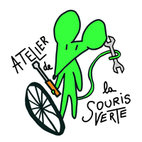 Dessin dans un style enfantin : une souris verte, avec un tournevis dans la main, une clé plate tenue par la queue. Elle se tient devant une roue de vélo endomagée.